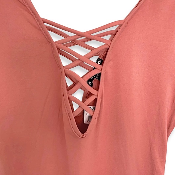 NWT Boutique Pink Criss Cross Front Capped Sleeves One Piece Bodysuit Size Large - Picture 4 of 6